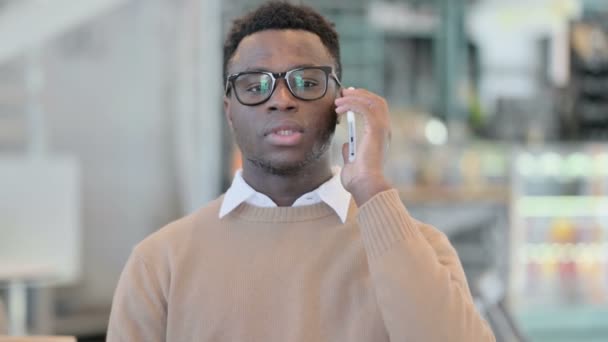 Arrabbiato creativo africano uomo parlando su telefono — Video Stock