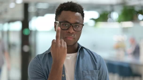 Portret van agressieve jonge Afrikaanse man met middelvinger — Stockvideo