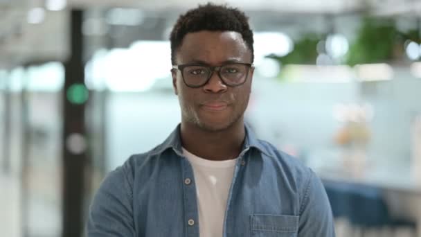 Portret van de jonge Afrikaanse man toont geen teken door vingerteken — Stockvideo