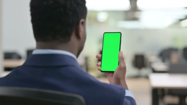 グリーンクロマキー画面とスマートフォンを使用してビジネスマン — ストック動画