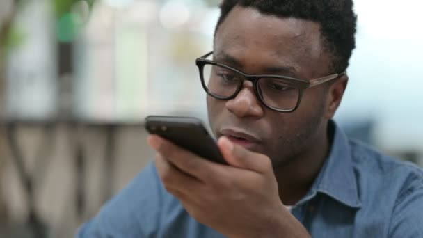 Detailní záběr African Man Talking na Smartphone Speaker — Stock video