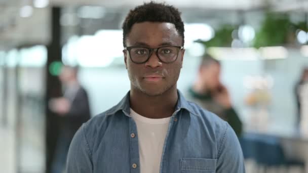 Portretul unui tânăr african pozitiv care arată semnul OK — Videoclip de stoc