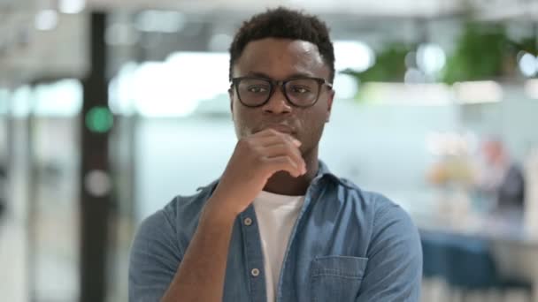 Portret van Pensive Young African Man denkend — Stockvideo