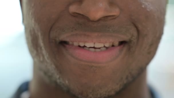Κοντινό πλάνο του Χαμογελαστού Νεαρού Αφρικανού — Αρχείο Βίντεο