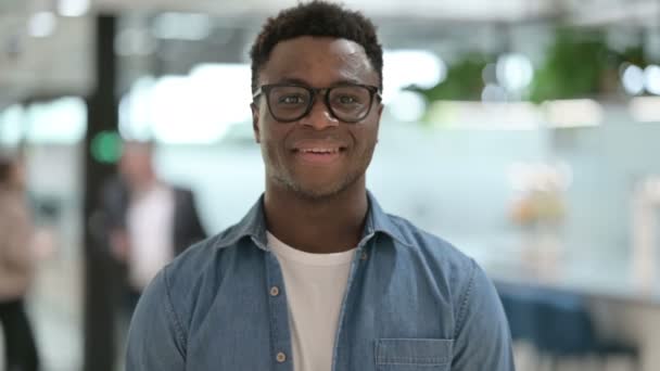 Retrato de un atractivo joven africano sonriendo ante la cámara — Vídeos de Stock