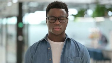 Genç Afrikalı adamın baş ağrısı portresi