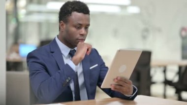 Başarılı Afrikalı İşadamı Tablet İş Başında Kutluyor 