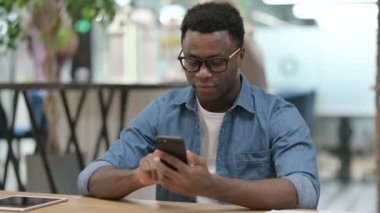 Başarılı Afrikalı Genç Adam Akıllı Telefon 'da Kutluyor