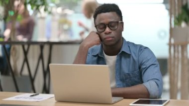 Laptop 'u olan genç Afrikalı Modern Ofiste Kestiriyor 