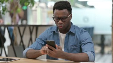 Genç Afrikalı Adam Akıllı Telefonla Kayıp 'a Tepki Veriyor 