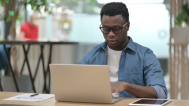 Genç Afrikalı Adam Laptop Kullanırken Kaybına Tepki Veriyor 