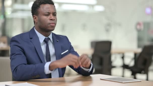 Upset African Businessman Worried While Sitting in Modern Office — Stock Video