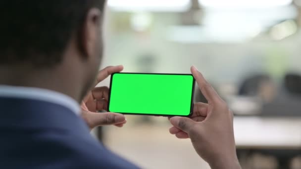 Geschäftsmann schaut auf Smartphone mit Chroma-Bildschirm — Stockvideo