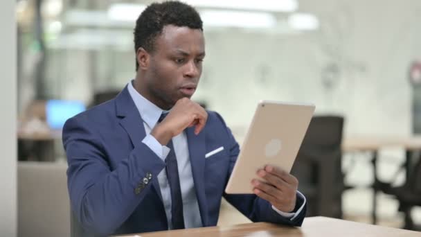 Besviken afrikansk affärsman som reagerar på förlust på tabletten — Stockvideo