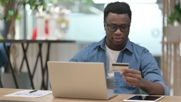 Shopping online di successo sul computer portatile di Young African Man — Video Stock