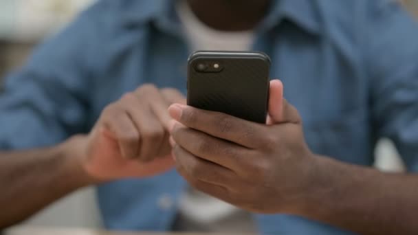 Primer plano de manos de hombre africano usando Smartphone — Vídeos de Stock