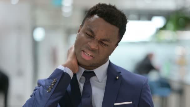 Portretul unui om de afaceri african care suferă de dureri de gât — Videoclip de stoc