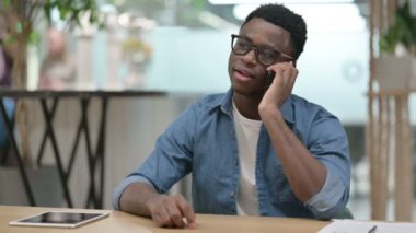 Modern Ofiste Akıllı Telefondan Konuşan Genç Afrikalı Adam 