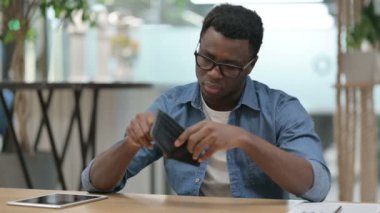 Genç Afrikalı Adam Ofiste Otururken Boş Cüzdanı Kontrol Ediyor 