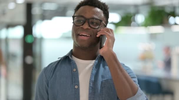 스마트폰으로 대화하는 젊은 아프리카 남자의 모습 — 비디오