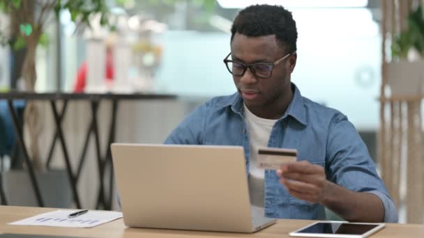 Kegagalan Pembayaran Online Shopping di Laptop oleh Young African Man — Stok Video