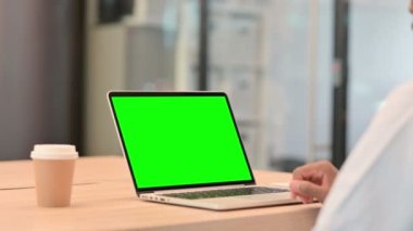 Yeşil Laptop Ekran kullanan Afrikalı İşadamı 