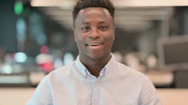 Afrikalı İşadamı 'nın Kafasını Sallayan Portresi Evet İşareti 