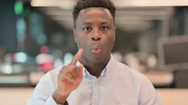 Kızgın Afrikalı İşadamının portresi Tartışıyor, Savaşıyor 