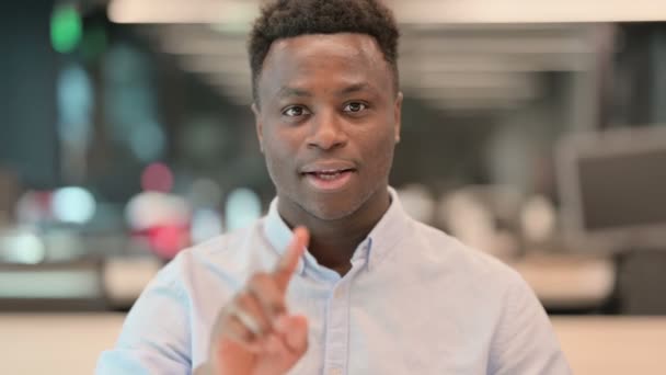 Retrato del empresario africano apuntando a la cámara, invitando — Vídeo de stock