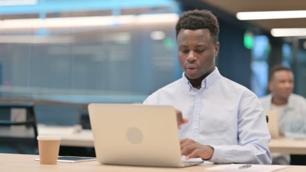 Afrikansk affärsman med laptop med hosta — Stockvideo