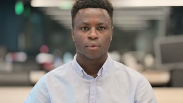 Dühös afrikai üzletember portréja Kiabálás, sikoltozás — Stock videók