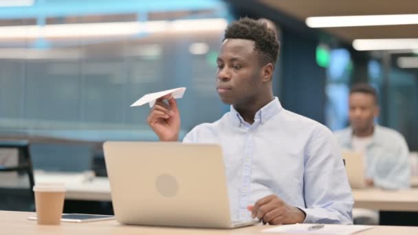 Empresário Africano com Laptop Flying Paper Plane — Vídeo de Stock