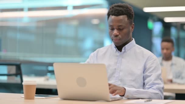 Empresário Africano trabalhando no laptop no escritório — Vídeo de Stock