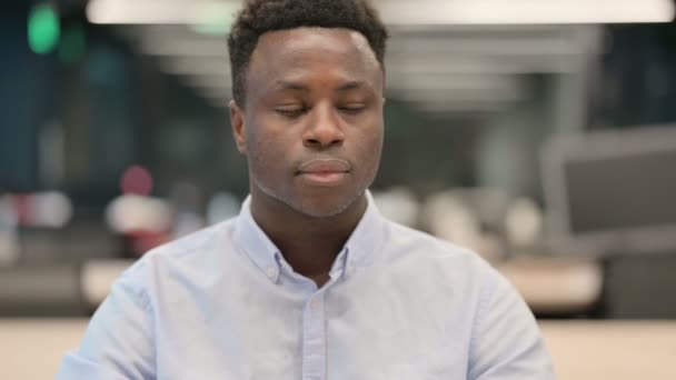 Retrato del hombre de negocios soñoliento bostezando — Vídeo de stock