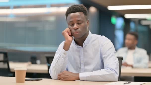 Afrikansk affärsman tar en tupplur på kontoret — Stockvideo