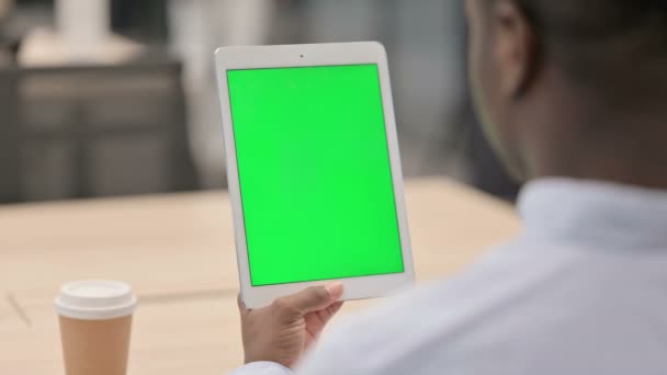 Empresário Africano usando Tablet com tela Chroma — Vídeo de Stock