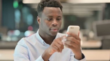 Smartphone kullanan Afrikalı İşadamının Portresi