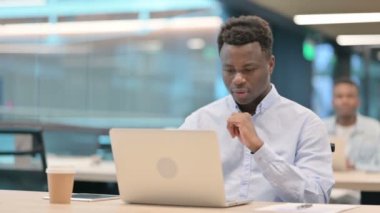 Dizüstü bilgisayarlı Afrikalı İşadamı Kayıp, Başarısız 