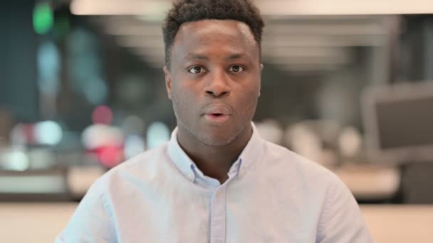 Porträt eines enttäuschten afrikanischen Geschäftsmannes, der auf Verluste reagiert — Stockvideo