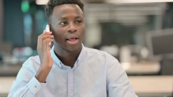 Retrato de Empresário Africano Falando em Smartphone — Vídeo de Stock