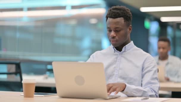 Empresário Africano com Laptop com Dor no Pescoço — Vídeo de Stock