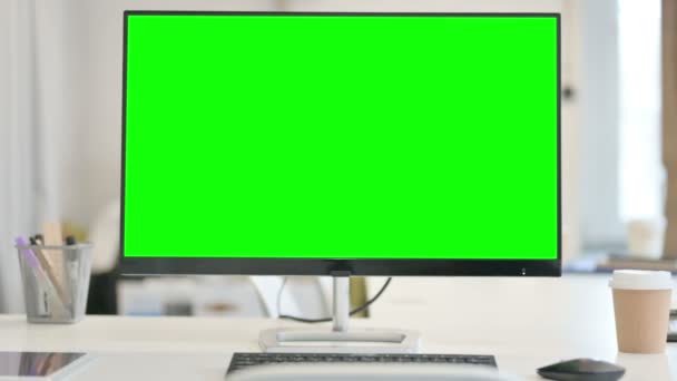 Primer plano de escritorio con pantalla de clave de croma verde — Vídeo de stock