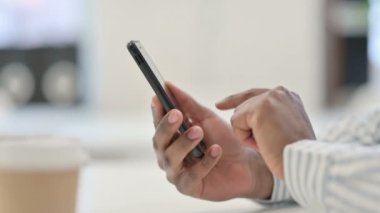 Akıllı Telefon 'da Yazan Afrikalı Adamın Kapanışı