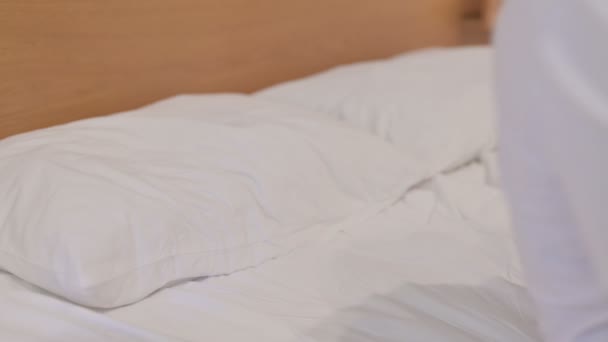 Lässiger junger Mann geht ins Bett und schläft — Stockvideo