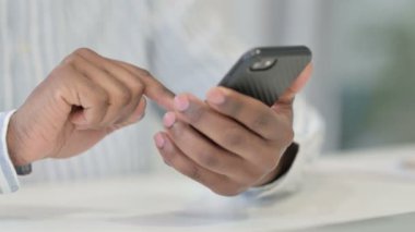 Akıllı Telefon, Cep Telefonu kullanan Afrikalı Adamın Kapanışı 