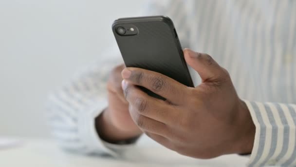 Close Up of African Man usando Smartphone, Celular — Vídeo de Stock