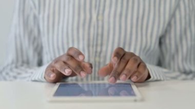 Dijital Tablet kullanan Afrikalı Adamın Kapanışı