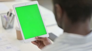 Yeşil Krom Ekran ile Akıllı Telefon kullanan Afrikalı Adam 'ın Arka Görünümü 