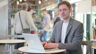 Kafe 'de Genç Adam' ın Parmağıyla Hareket Yok 