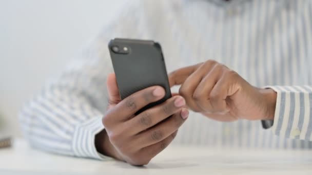 Close Up of African Man usando Smartphone, Celular — Vídeo de Stock